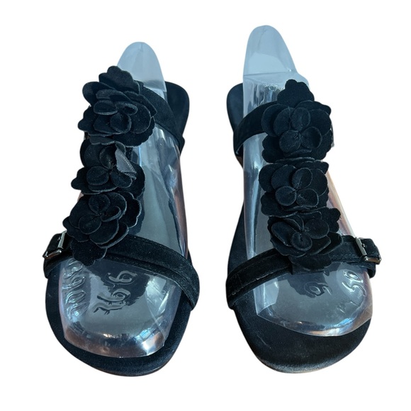 Vionic “Clay” Black Velvet Floral Wedges - Picture 2 of 10